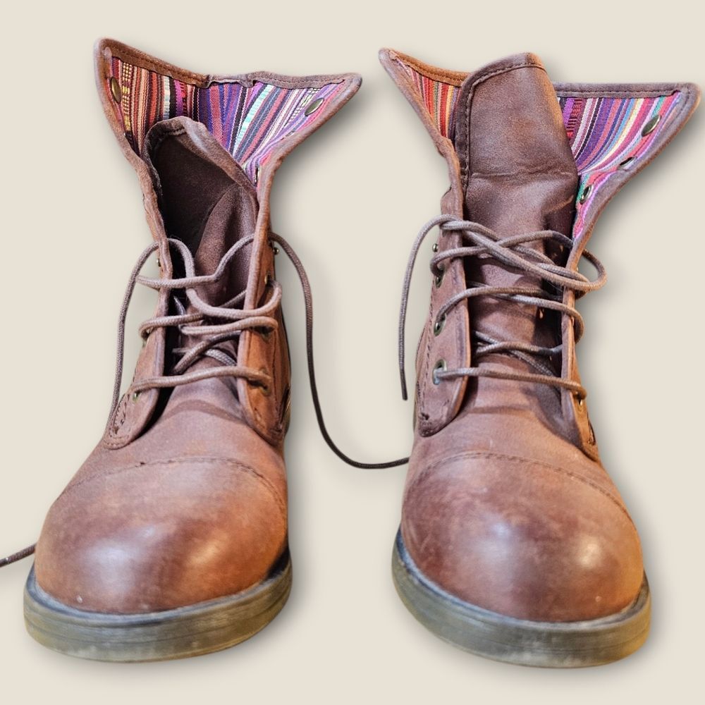๐คโAmerican Eagle Ankle Boots | Brown | Lace-Up | Striped Accent - Picture 4 of 7
